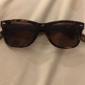 Tortoise print sunglasses. Rayban style.
